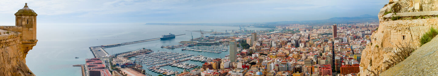 Blick auf Alicante © iStock.com / tadasp