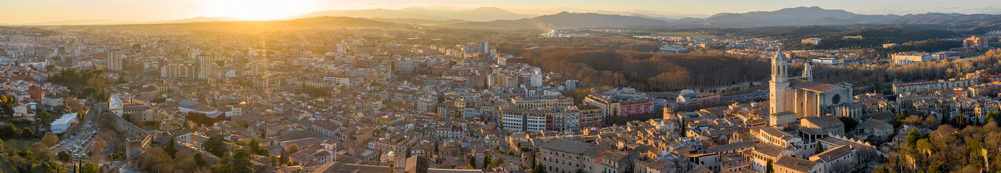 Panorama von Girona © iStock.com / xavierarnau