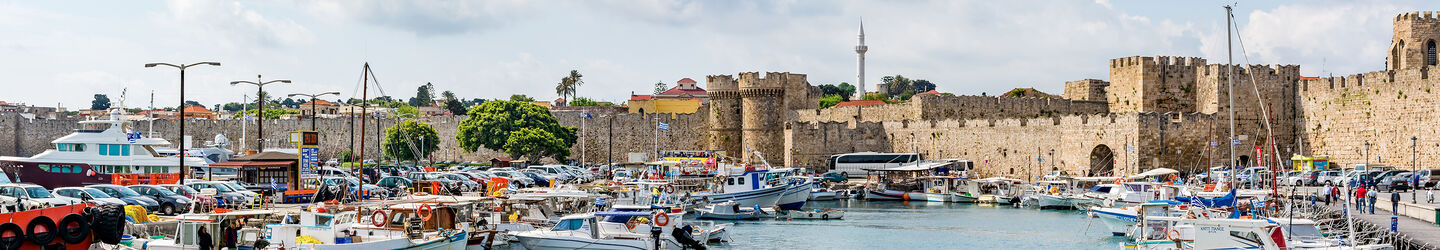 Fischerhafen und Stadtmauer von Rhodos Stadt © iStock.com / FevreDream