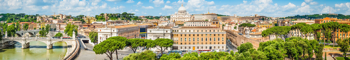 Blick auf Tiber und Vatikan in Rom © iStock.com / fotoVoyager