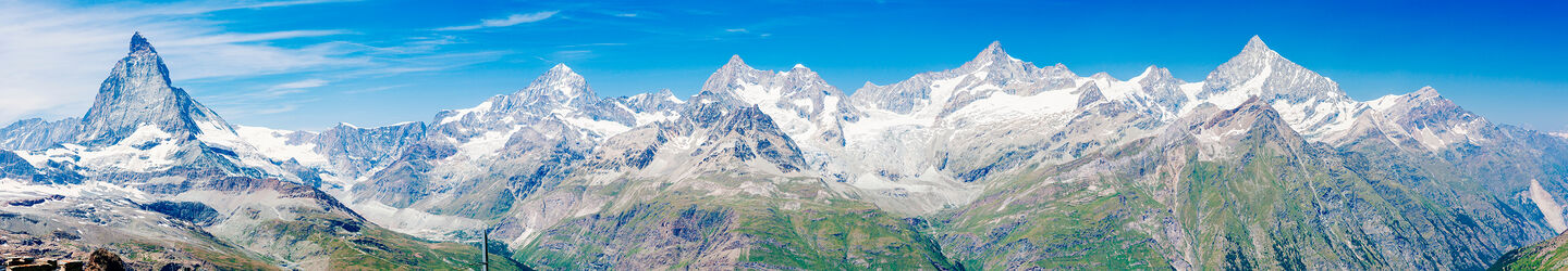 Matterhorn-Panorama in den Walliser Alpen © iStock.com / lucentius